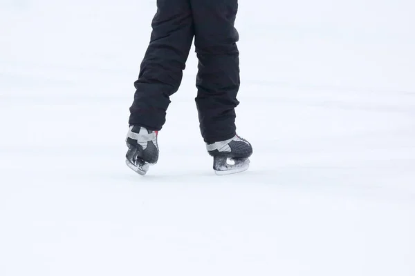 Füße rollen auf Schlittschuhen Mann auf der Eisbahn — Stockfoto