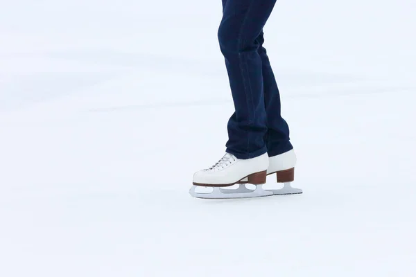 Pies rodando en patines mujer en la pista de hielo — Foto de Stock