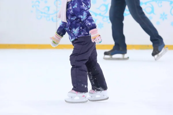 Liten flicka skridskor på isbanan — Stockfoto