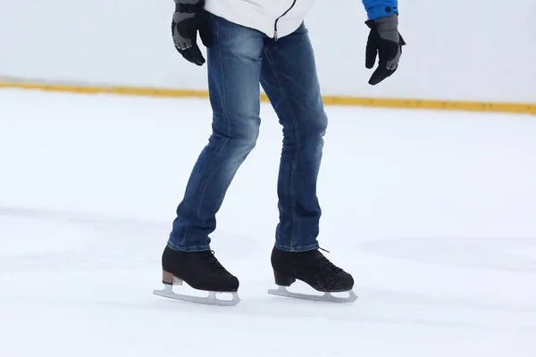 Pés rolando em patins homem na pista de gelo — Fotografia de Stock