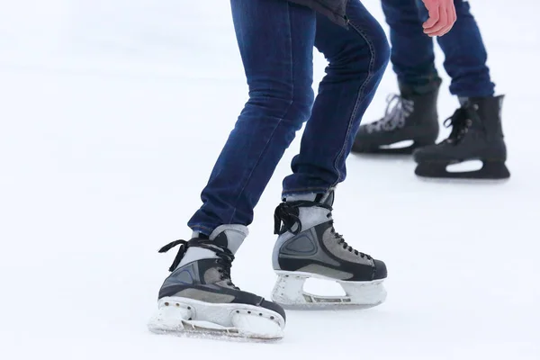 아이스 링크에서 스케이트 남자에 압 연 발 — 스톡 사진