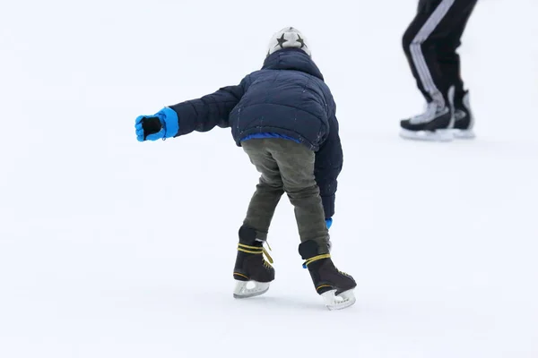 Kom schaatsen tiener op de ijsbaan — Stockfoto