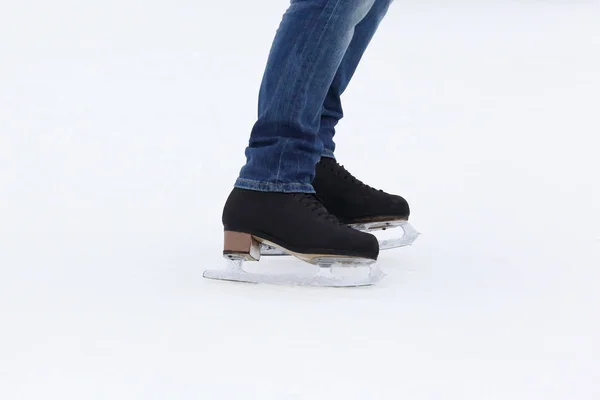在冰场上溜冰鞋人滚来滚的脚 — 图库照片