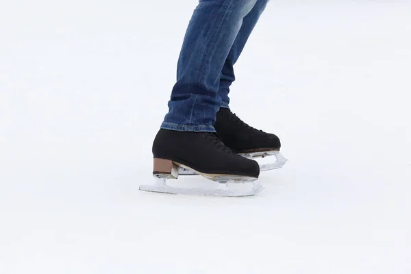 Voeten rollen op man van het schaatsen op de ijsbaan — Stockfoto