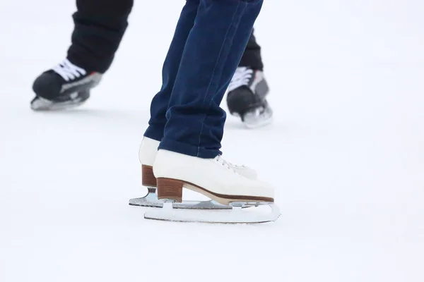 アイスリンク上でスケート靴女性の圧延の足 — ストック写真