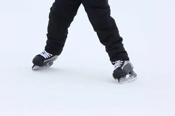 Pies rodando sobre patines hombre en la pista de hielo — Foto de Stock