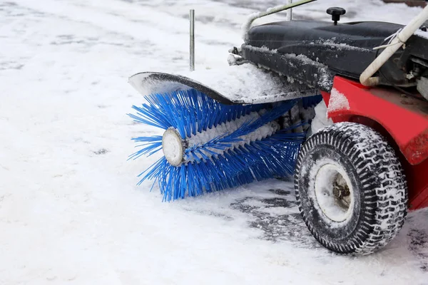 Speciální stroj na odstraňování sněhu čistí silnici — Stock fotografie