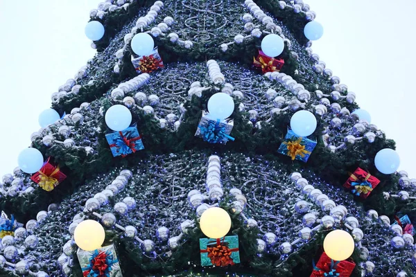 Часть большого открытого Рождественская елка крупным планом — стоковое фото