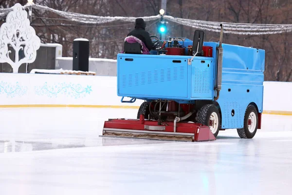 Special machine ice harvester cleans the ice rink — Stock Photo, Image