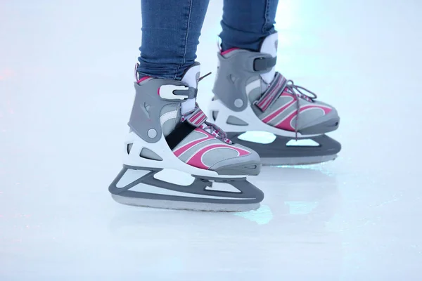 As pernas de um homem patinando em uma pista de gelo — Fotografia de Stock