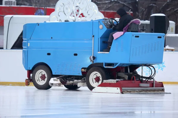 Ειδικό μηχάνημα πάγου θεριζοαλωνιστική μηχανή καθαρίζει το παγοδρόμιο — Φωτογραφία Αρχείου