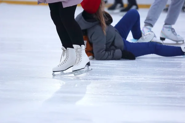 People skate on the ice — Stock Photo, Image