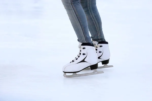 Nogi mężczyzny na lodowisko — Zdjęcie stockowe