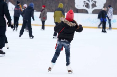 İnsanlar paten buz pateni pisti üzerinde