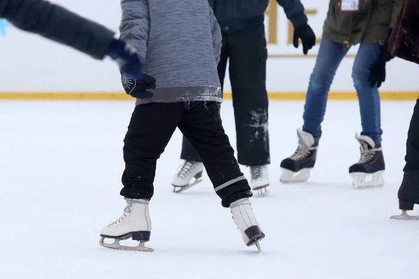 As pessoas patinam na pista de gelo — Fotografia de Stock