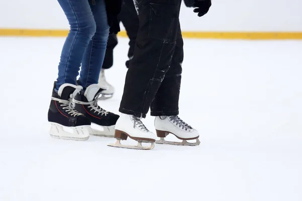 Die Beine eines Mannes, der auf einer Eisbahn Schlittschuh läuft — Stockfoto