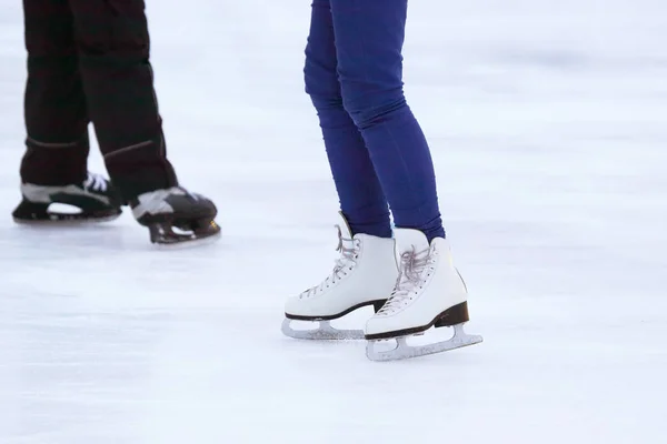 As pernas de um homem patinando em uma pista de gelo — Fotografia de Stock