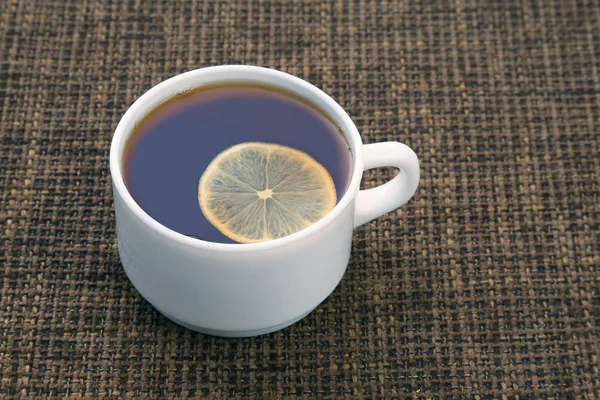 レモン茶白のカップ — ストック写真