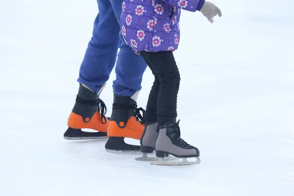 Las piernas de un hombre patinando en una pista de hielo — Foto de Stock