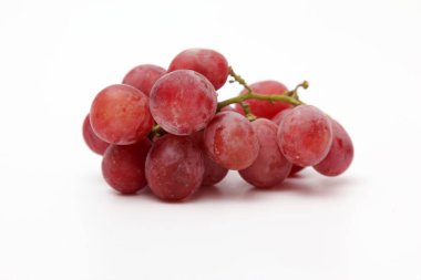 Beyaz arkaplanda bir demet üzüm