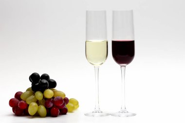 iki bardak kırmızı ve beyaz üzüm şarap 