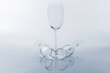 hafif bir arka plan üzerinde boş şarap kadehi