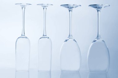 hafif bir arka plan üzerinde dört boş şarap kadehi