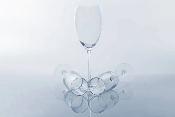 Bicchiere di vino vuoto su uno sfondo leggero — Foto Stock