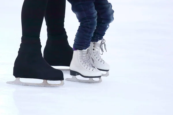 Küçük kız ve yetişkin adam buz pateni — Stok fotoğraf