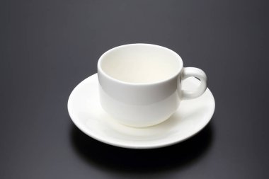 Boş beyaz Kupası fincan kahve tabağı ile