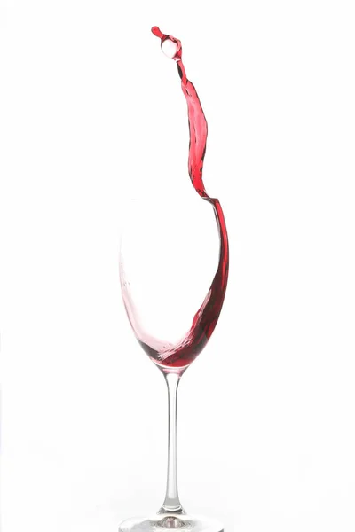 Vino rosso versato da un bicchiere — Foto Stock