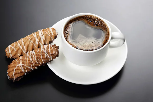 어두운 배경에 비스킷와 블랙 커피의 흰색 컵 — 스톡 사진