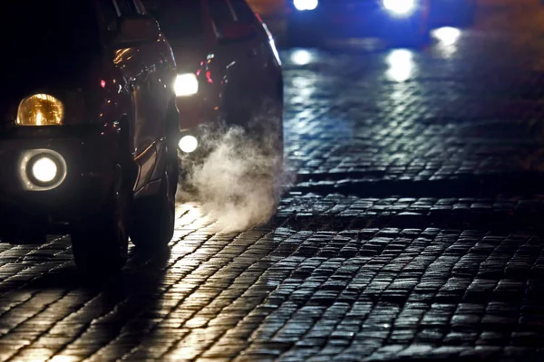 Lekkie samochody go w nocy na chodniku — Zdjęcie stockowe