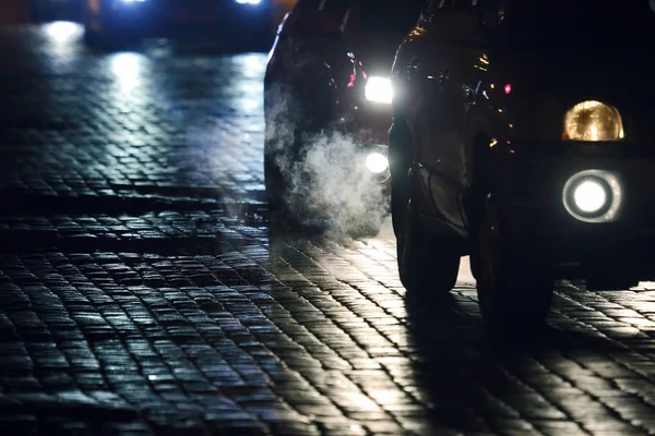 Voitures vont la nuit sur le trottoir — Photo