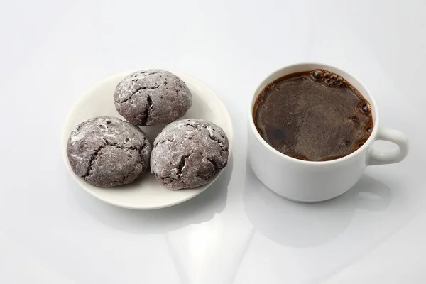 Белая чашка черного кофе с печеньем на белом фоне — стоковое фото