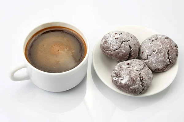 Weiße Tasse schwarzen Kaffee mit Keksen auf weißem Hintergrund — Stockfoto