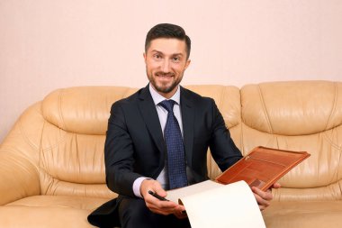 işletme belgesi ile gülümseyen başarılı iş adamı 