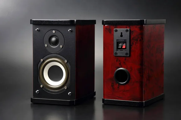 Zwei Stereo-Lautsprecher auf dunklem Hintergrund — Stockfoto