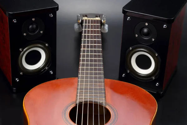 Dos altavoces de audio estéreo, y guitarra acústica clásica — Foto de Stock
