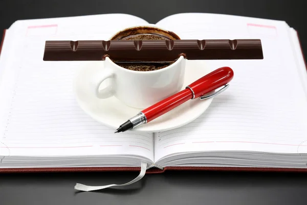 Café negro y chocolate en la mesa de una persona de negocios — Foto de Stock