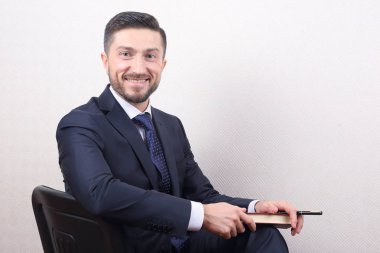 Takım elbiseli adam başarılı gülümseyen iş portresi