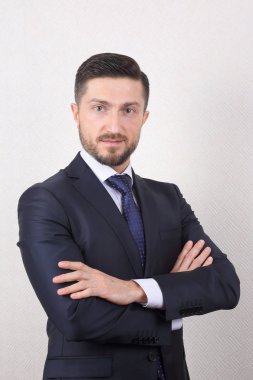 Takım elbiseli bir emin iş adamı portresi