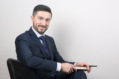 başarılı iş adamı takım elbiseli portresi