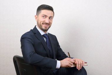 Takım elbiseli adam başarılı gülümseyen iş portresi