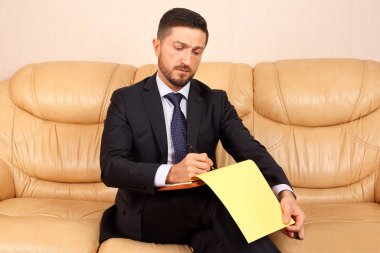 genç işadamı belgeyle çalışma