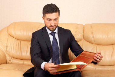 genç işadamı belgeyle çalışma