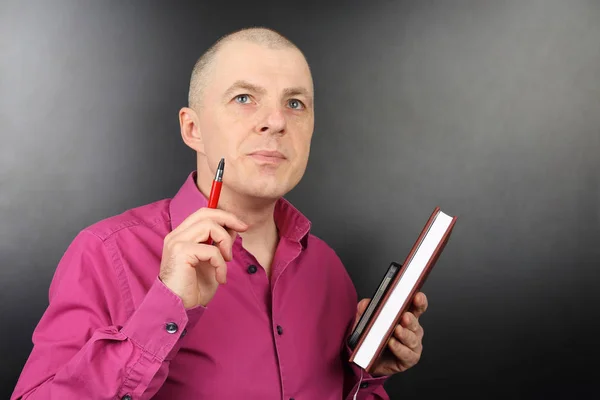 Retrato del hombre de negocios con camisa rosa con bolígrafo y documento — Foto de Stock