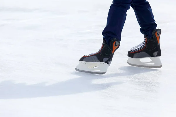 Füße Schlittschuhlaufen auf der Eisbahn — Stockfoto