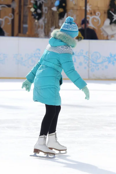 Girl skates on ice rink — Stock Photo, Image