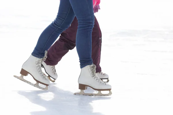 Kind en volwassene schaatsen op de ijsbaan — Stockfoto